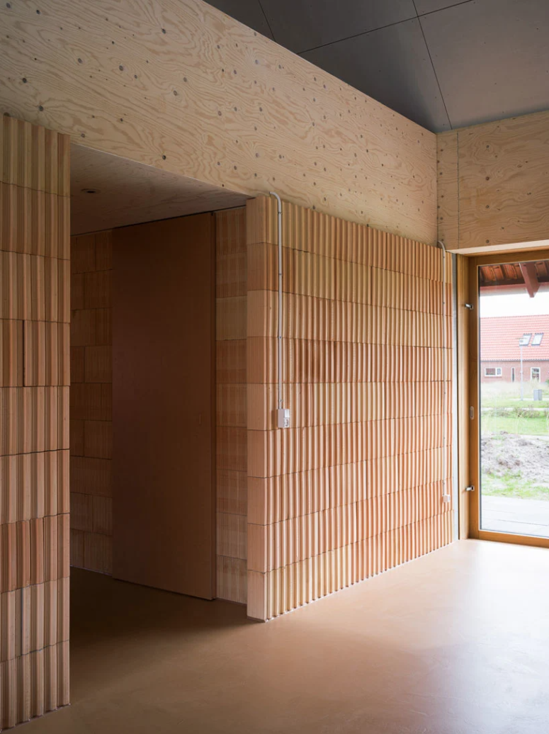 Terracotta, plywood, wood and concrete are used for inner and outer decor of the house and such a combo looks unusual
