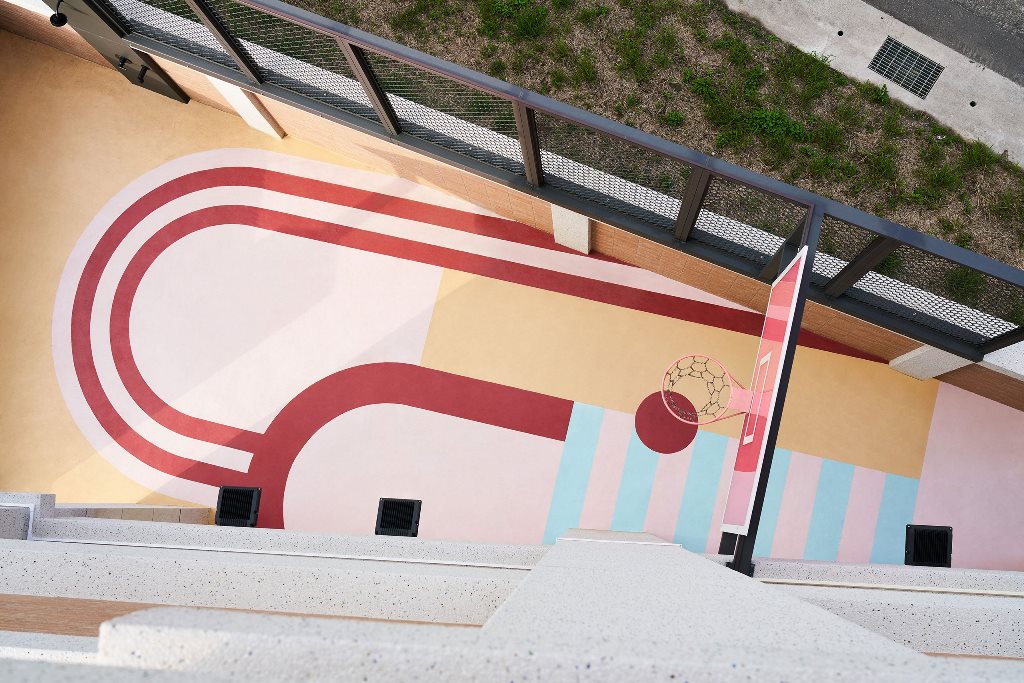 There's a bright terrace designed to play basketball, which is super cool