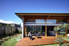 01 This super stylish modern home was built in Australia, it’s chic and relaxed and features outdoor and indoor spaces that merge in a cool way