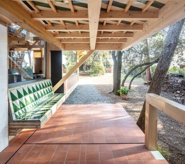 There's an outdoor space with a built-in bench, it's an ideal space under the roof