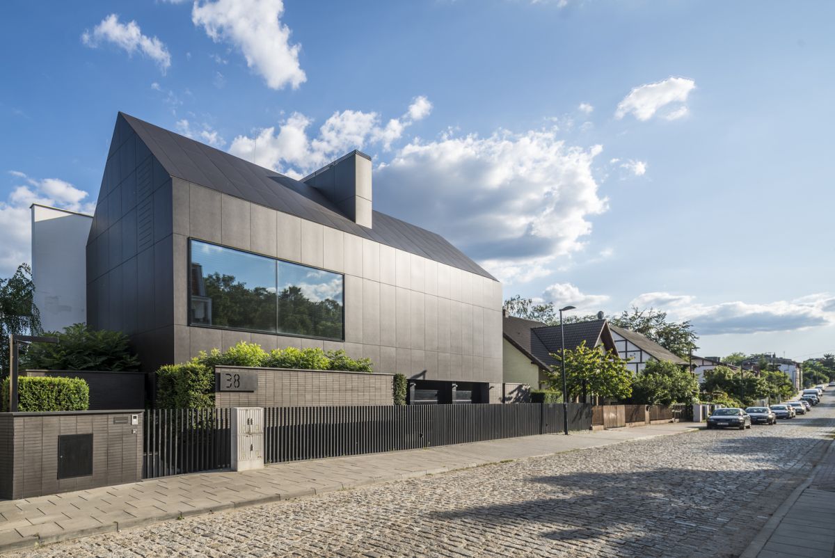 The roadside part of the house shows off a minimalist black exterior