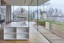 04 The indoor spaces are seamlessly transitioned to outdoors, the walls are glazed
