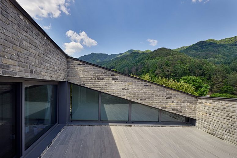 The top of the roof is a terrace that allows amazing views of the surroundings