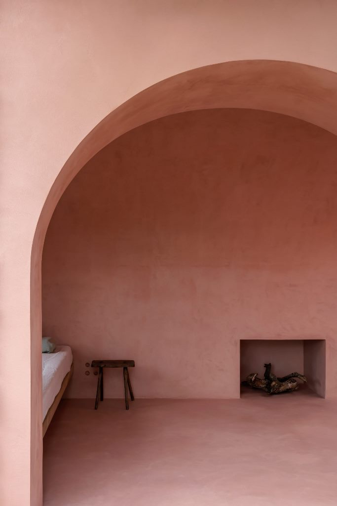 The interiors are rather minimal, everything here is covered with red stucco and the furniture is very simple