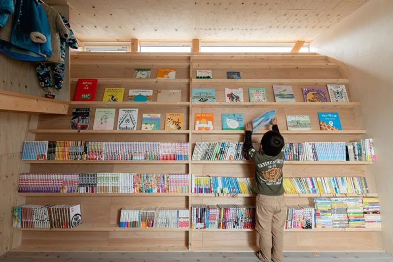 A curved wall with lots of books inspired the child to read