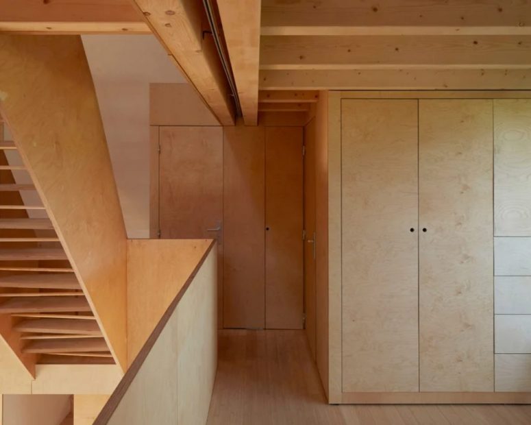 The storage is done with sleek plywood panels with no knobs at all