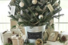 a rustic christmas tree decor always works