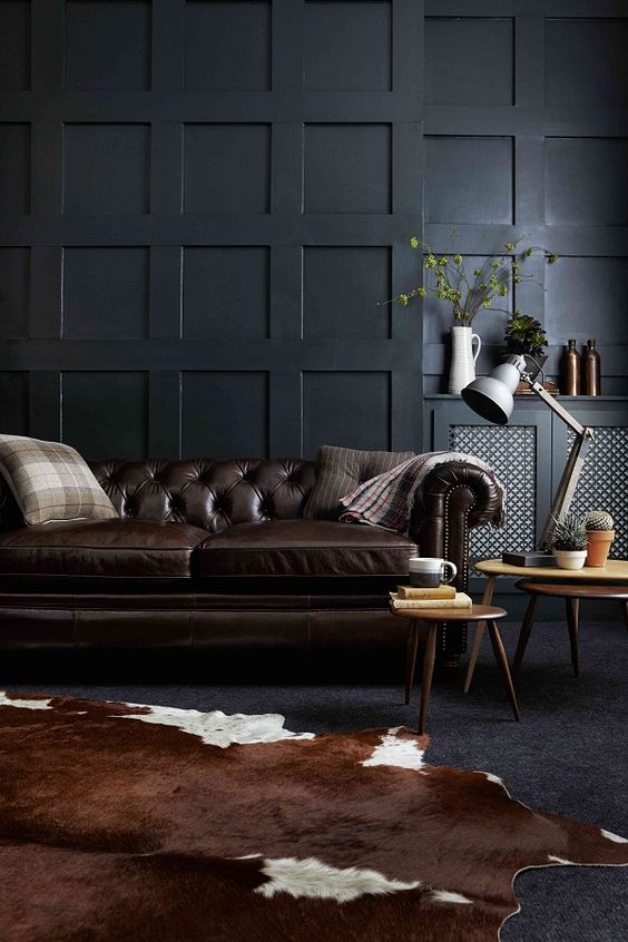 black paneled walls like these ones look refined, chic and bold and bring a touch of exquisiteness to the space