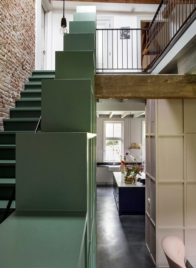 The staircase features soem storage units that can be also used for displaying objects