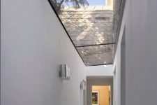 07 A glass-roofed corridor links the extension with the front of the house