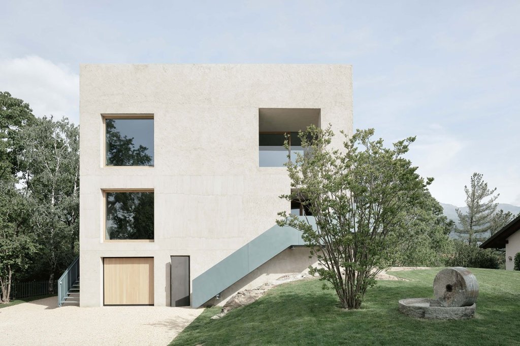 The house was stripped to its original cubic volume and divided into three apartments that are connected