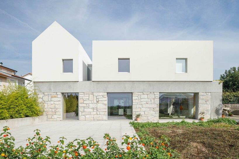 01 This contemporary farmhouse is a remodel of a derelict one, which was built in rural Portugal