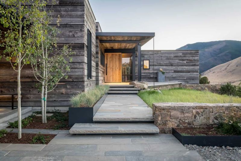 01 This modern rustic house is called Ursa House and it flawlessly marries two styles, while its exterior disappears in the rugged landscape