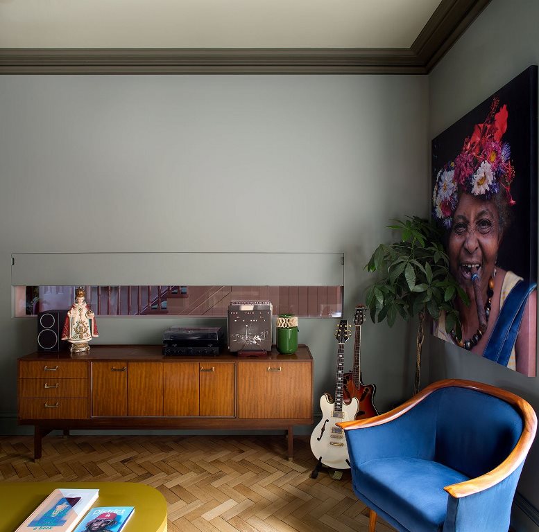 03 Bold artworks and work with sumptuous colors are the ways the designer gave live and character to this space