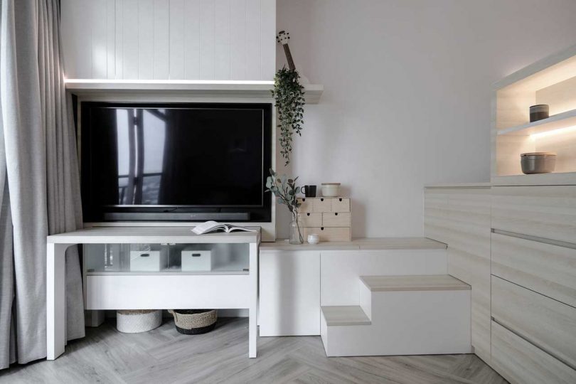 Under and over the TV there are also storage units that can be hidden or open