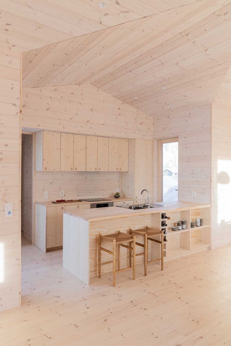 07 The kitchen is fully made of pine, it’s airy and very welcoming and windows bring light inside