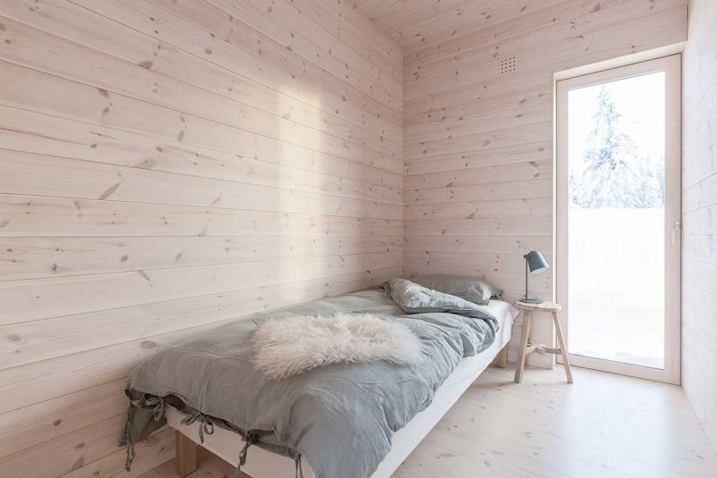 The bedrooms are also very laconic, with simple wooden furniture and green and white bedding