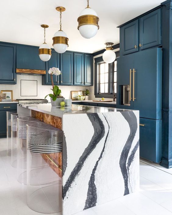 10 a navy kitchen with brass handles and pendant lamps, a fantastic waterfall kitchen island in black and white and striped stools