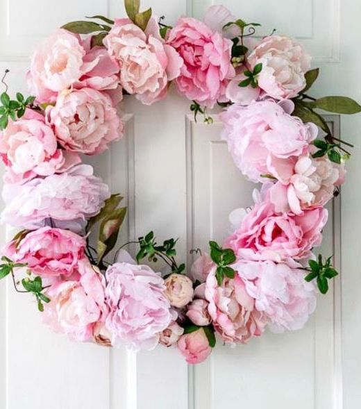 25 a pink peony wreath with greenery is a lovely idea that looks fresh and romantic and brings a touch of color