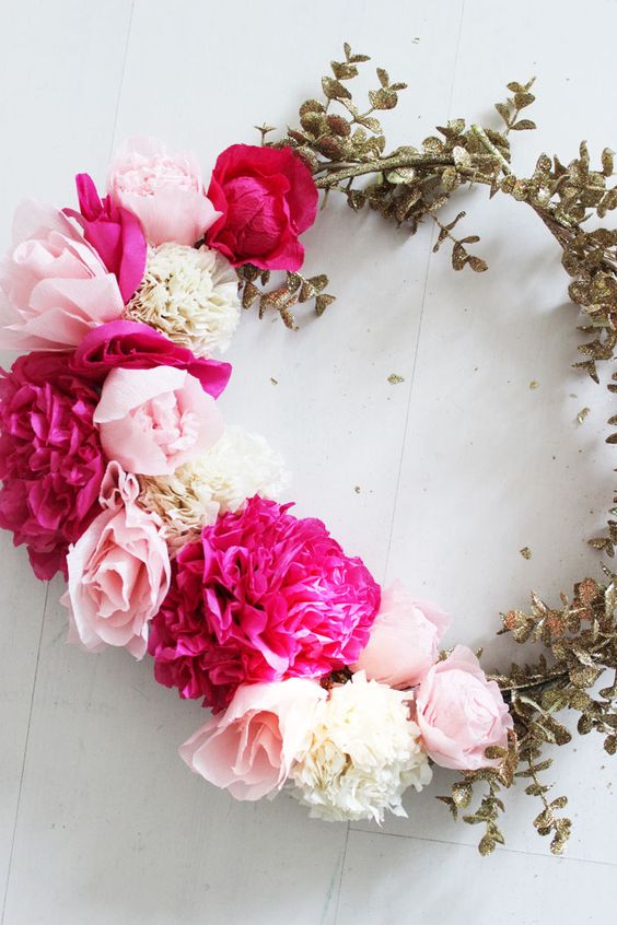 27 a pretty gold leaf, pink, blush and white bloom wreath is a very cool and glam idea for your front door