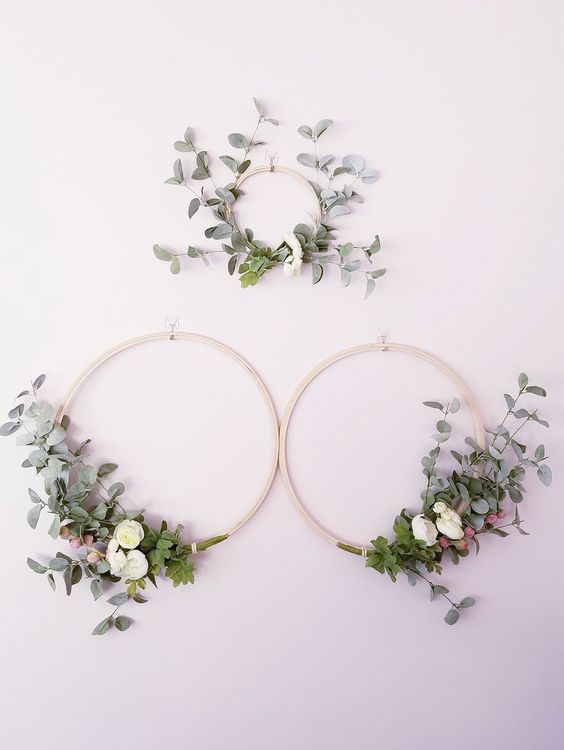 43 modern spring wreaths of hoops, with artificial greenery, white blooms and berries look cool and very fresh