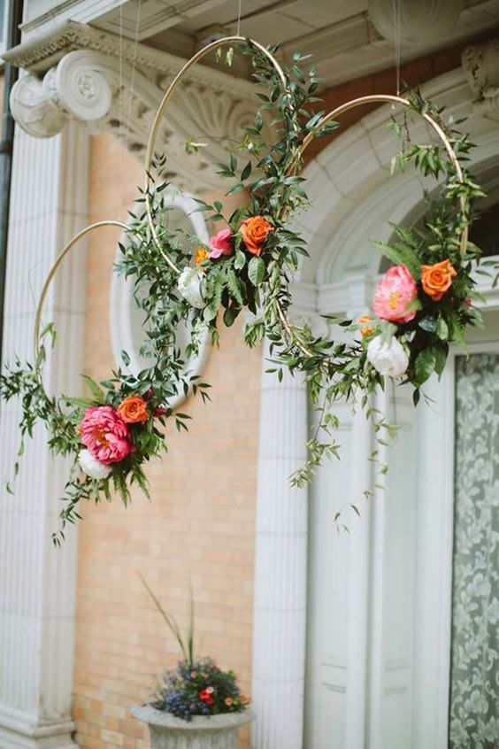 45 hanging spring wreaths of gold hoops, greenery and bold blooms are great to turn your porch into a spring space