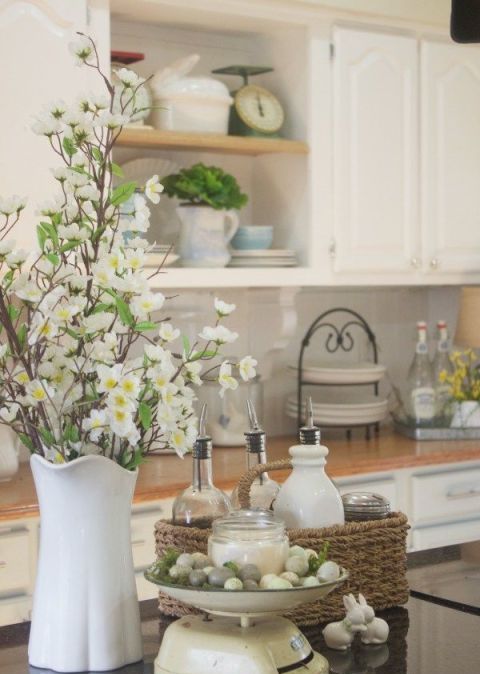 a simple white vase with faux white blooms is a simple and cool last minute centerpiece