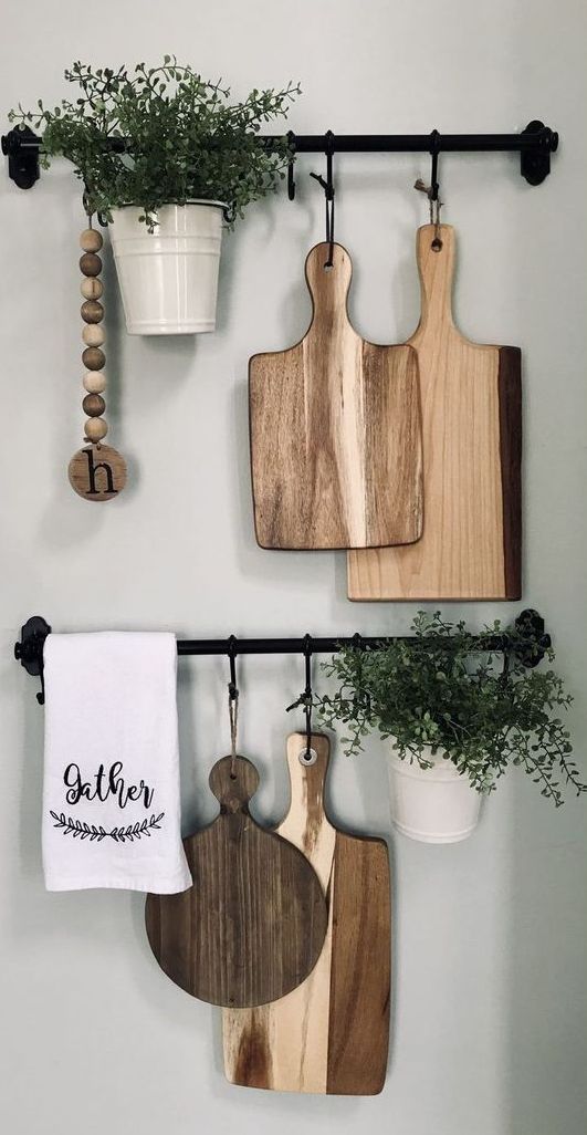 24 lovely farmhouse kitchen wall decor with Fintorp railings, with cutting boards, potted plants and wooden beads for a rustic space