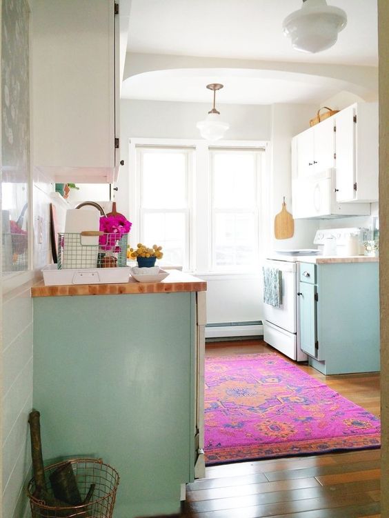 a lovely blue and white kitchen with a couple of hot pink touches - a towel and a printed rug is a gorgeous space to enjoy