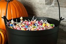 04 a cauldron with sweets and candies is a perfect solution for Halloween, it can be placed on the porch to treat all guests