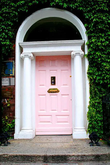 a classic front door painted pink and accented with pillows will bring chic and a refined touch to the space