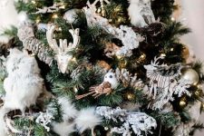 15 a winter woodland Christmas tree with pinecones, owls, wooden snowflakes, deer heads, lights and faux fur is amazing