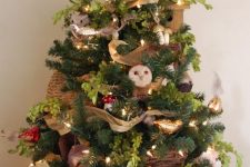 27 a fun woodland Christmas tree with owls, bird ornaments, lights, mushrooms, acorns, garlands and green branches is a very cool and unusual idea