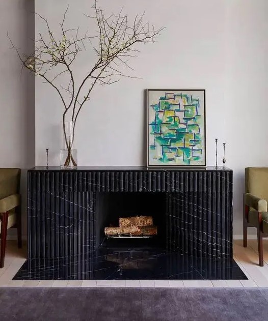 a beautiful fluted black marble surround is a stylish idea for a modern living room, it looks very chic and cool