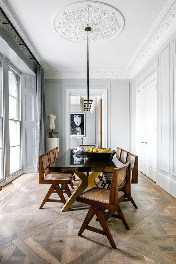 An oversized and chic ceiling medallion and an ultra modern pendant lamp with white glass for a mid century modern dining room