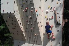 32 a large backyard climbing wall for kids is a great idea to make your outdoors ultimate and inspire kids to do sport
