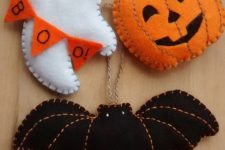 08 Halloween style felt ornaments with contrasting stitching, a banner and other detailing can be made for styling a tree