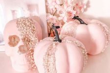 16 pink pumpkins and a skull decorated with pearls look adorable, chic and glam and will make your Halloween decor unforgettable