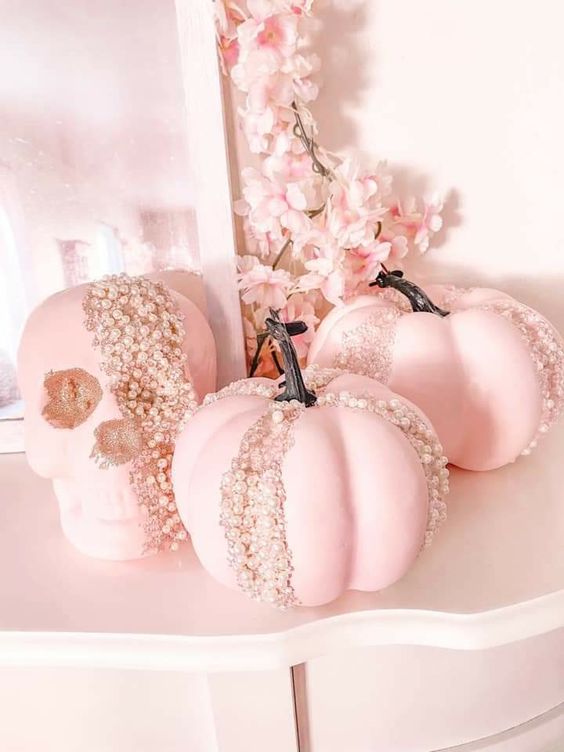 pink pumpkins and a skull decorated with pearls look adorable, chic and glam and will make your Halloween decor unforgettable