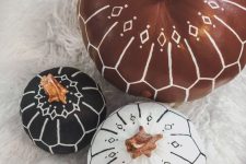 18 classy painted pumpkins decorated with white and black sharpies are amazing for boho fall or Halloween decor