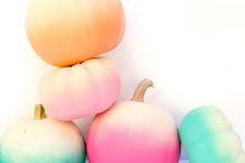 27 an arrangement of bold ombre pumpkins is a great idea for Halloween and just for fall