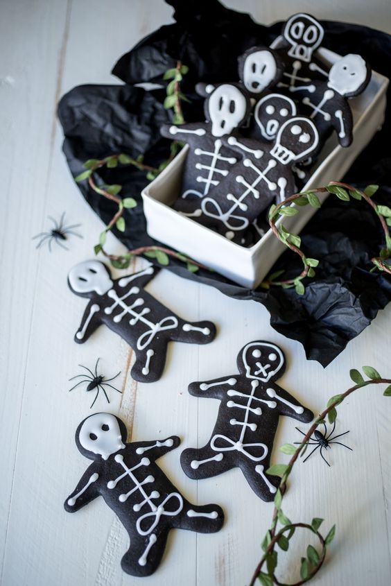 black and white skeleton gingerbread Halloween ornaments are an alternative to those gingerbread men we make for Christmas