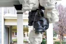 18 a bunch of black and white skulls is an easy idea to decorate indoors or outdoors for Halloween and looks cool