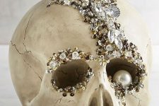 29 a refined glam Halloween decoration – an embellished skull with rhinestones, sequins and a large pearl as an eye is amazing