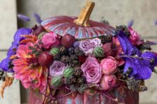 32 a jaw-dropping purple Halloween pumpkin with pink, mauve and violet blooms, berries and cherries is a chic idea