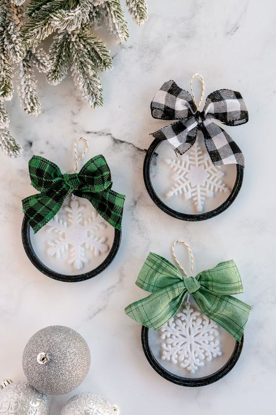 cool black, green and white embroidery hoop Christmas ornaments with snowflakes and bows on top are amazing to style a Christmas tree