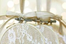 42 rustic embroidery hoop Christmas ornaments with burlap, wooden snowflakes and neutral bows on top are great to style a Christmas tree