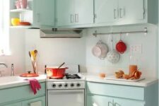 26 mint-colored cabinets and some bold tableware are all you need to create a retro feel in the kitchen