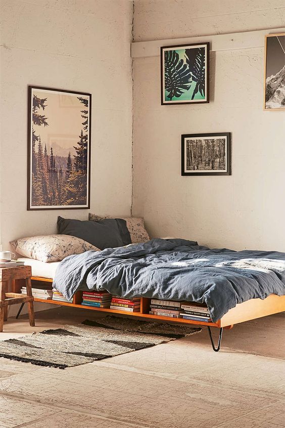A bed on hairpin legs made of a pallet and with storage space for books inside it is a great idea for a mid century modern space