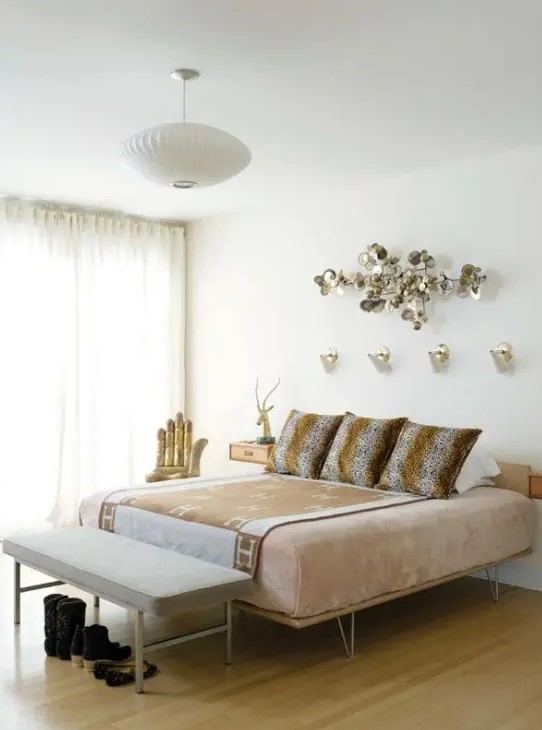 A neutral wooden bed with hairpin legs and floating wooden nigthstands for a stylish mid century modern space